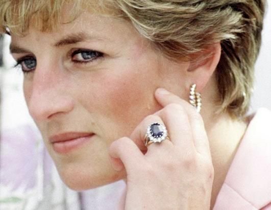 Dianin zásnubní prsten, který dostala i Kate od Williama.