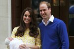 Kate s Williamem ukázali novorozenou princeznu