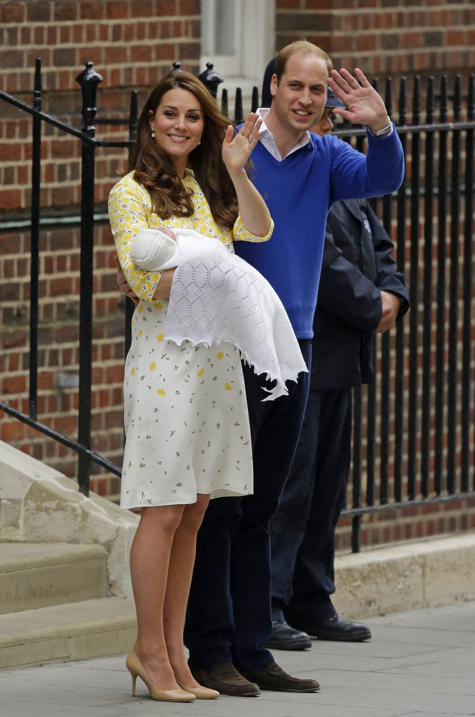 Kate s Williamem ukázali novorozenou princeznu