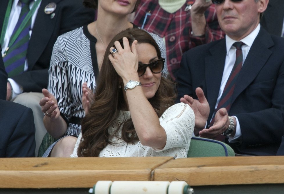 Kate se při tenisovém zápasu doslova chytala za hlavu.