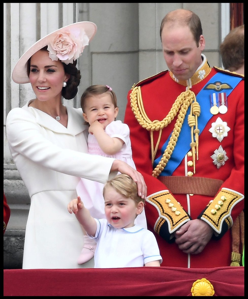 Červen 2016, vojenská přehlídka sledovaná z balkonu Buckinghamského paláce. William a Kate s dětmi.