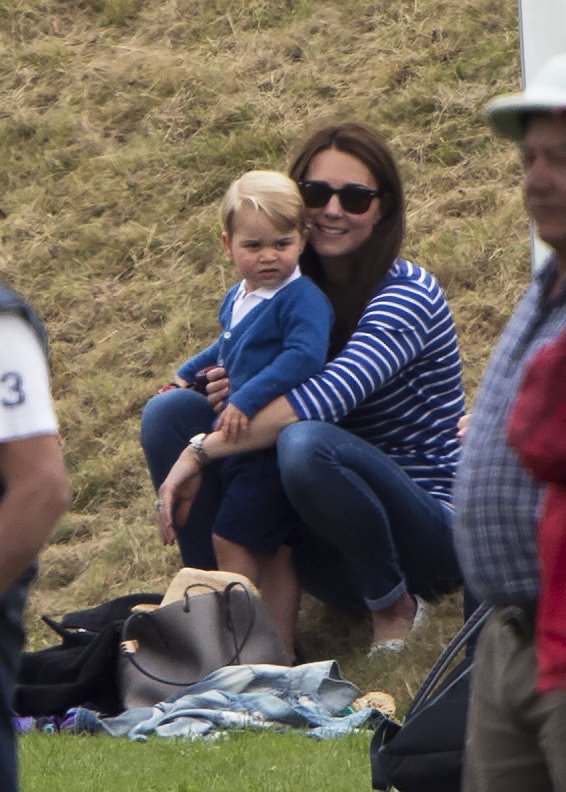 Malý prince George dováděl s maminkou na utkání póla.