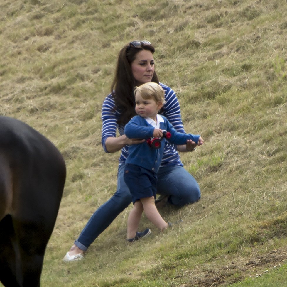 Malý princ George dováděl s maminkou na utkání póla.