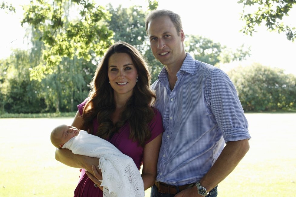 Prince William, jeho manželka Kate, s novorozeným synem. Fotografie je pořízena v zahradě rodinného domu Middletonových. I to získali novináři díky dobrým vztahům s královskou rodinou.