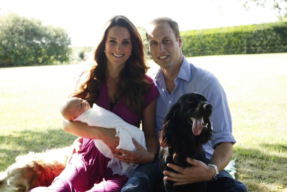 Princ William, jeho manželka Kate s novorozeným synem. Fotografie je pořízena v zahradě rodinného domu Middletonových.