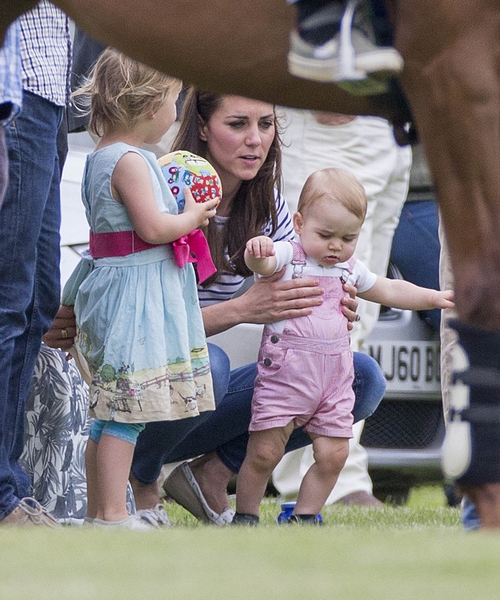 Princ George zatím jištěný mámou Kate už pošilhává po fotbalovém balónu