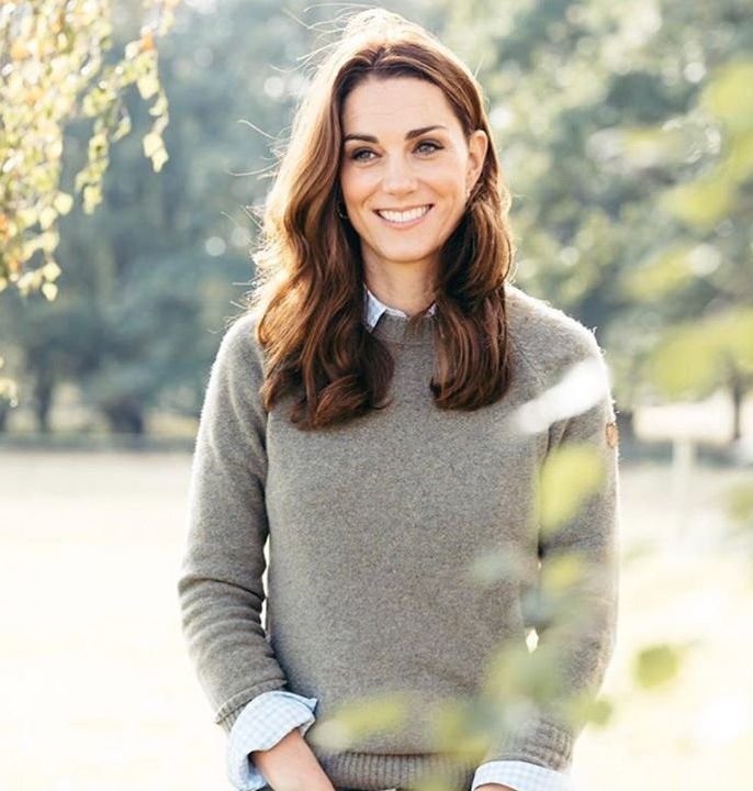 Kate Middleton s oblibou nosí košile a košilový střih šatů.