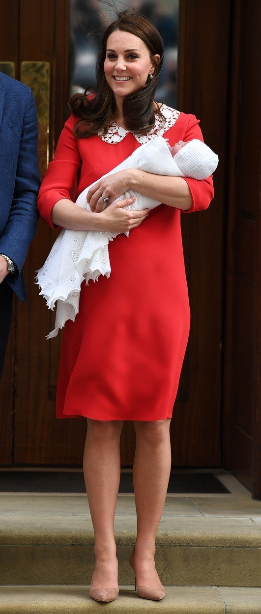 Kate si oblékla podobný look při narození Louise.