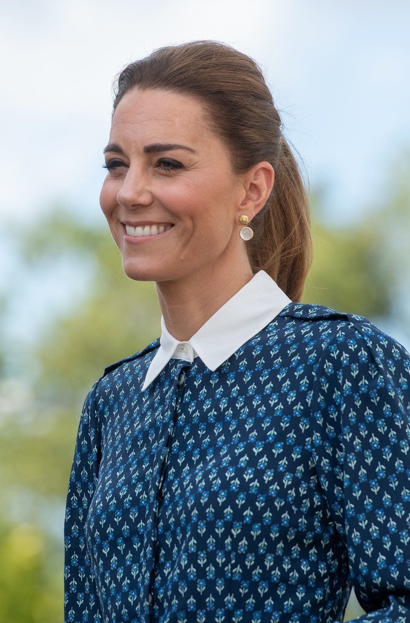 Kate Middleton zazářila v modrých šatech, které v roce 1985 oblékla princezna Diana v podobné verzi.