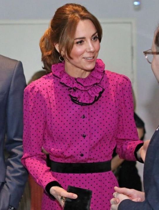 Kate v růžových šatech, v podobných, které oblékla i princezna Diana.