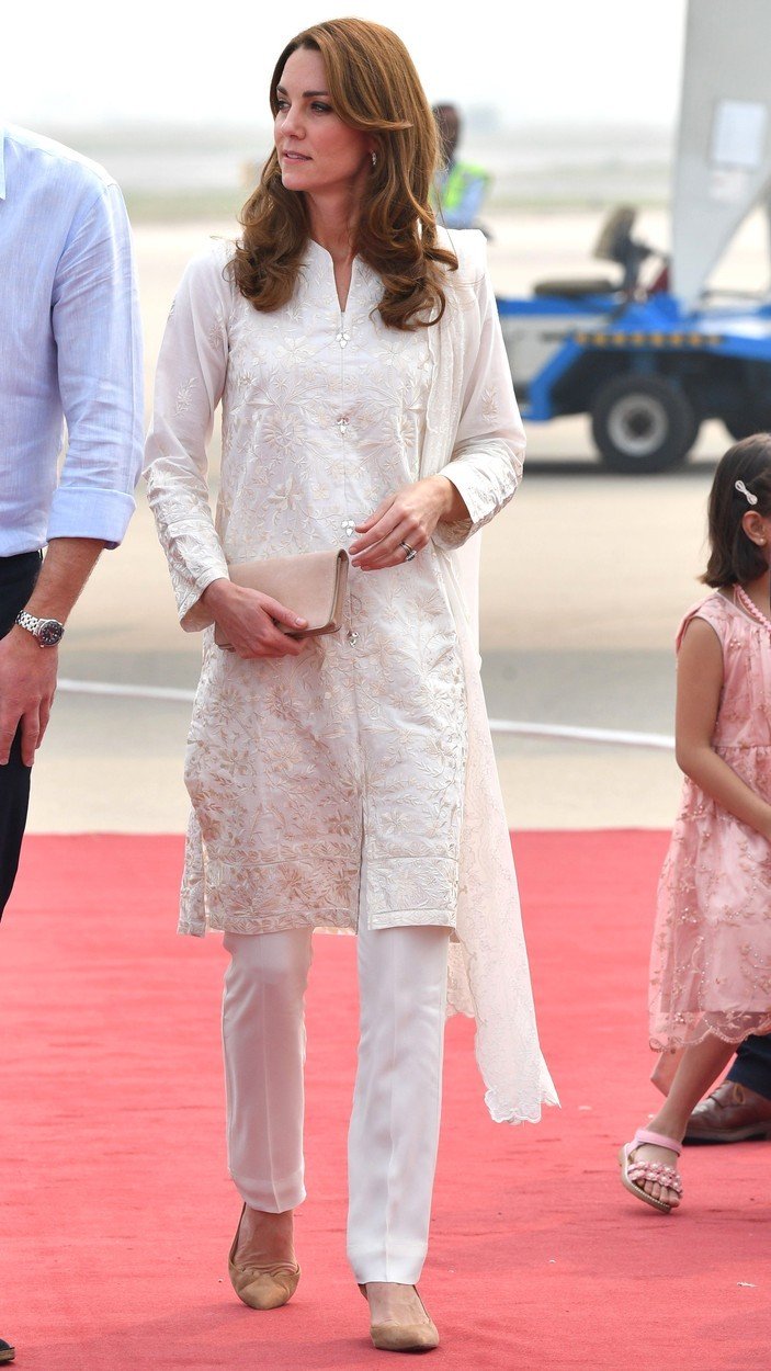 Kate v bílé dlouhé tunice