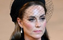 Rok 2025 má být pro princeznu Kate (42) rozhodující. Alespoň podle předpovědi Nostradama současnosti Athose Salomé (36). Ten s přesností předpověděl korona virus, ale i rychlý skon královny Alžběty II. Kate podle něj bude čelit vleklým problémům...