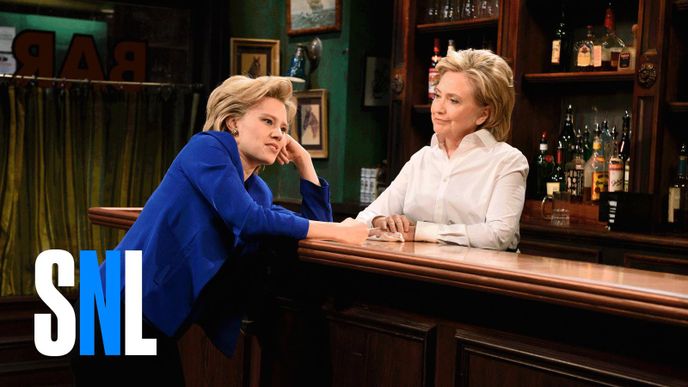 Kate McKinnon jako Hillary Clinton s Hillary Clinton