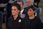 Kate s Meghan neudržely emoce a slzy smutku se jim u rakve královny koulely po tvářích
