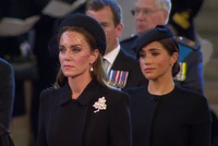 Královské manželky Kate a Meghan: Klíčový úkol v průvodu a slzy pro královnu!