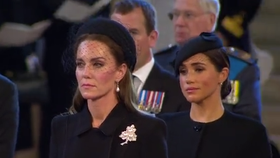 Kate s Meghan neudržely emoce a slzy smutku se jim u rakve královny koulely po tvářích