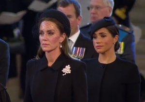 Kate s Meghan neudržely emoce a slzy smutku se jim u rakve královny koulely po tvářích