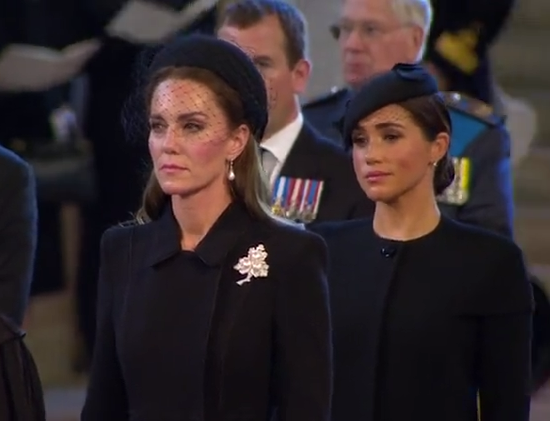 Kate s Meghan neudržely emoce a slzy smutku se jim u rakve královny koulely po tvářích