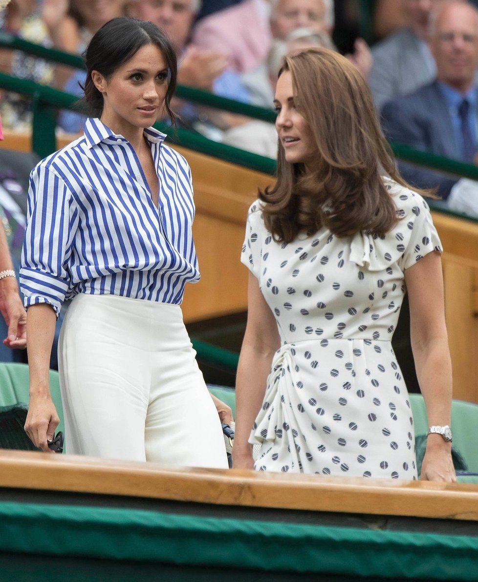 Vévodkyně Meghan v košili a kalhotech Ralph Lauren na finále Wimbledonu