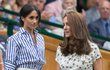 Vévodkyně Meghan v košili a kalhotech Ralph Lauren na letošním finále Wimbledonu