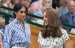 Vévodkyně Meghan v košili a kalhotech Ralph Lauren na letošním finále Wimbledonu