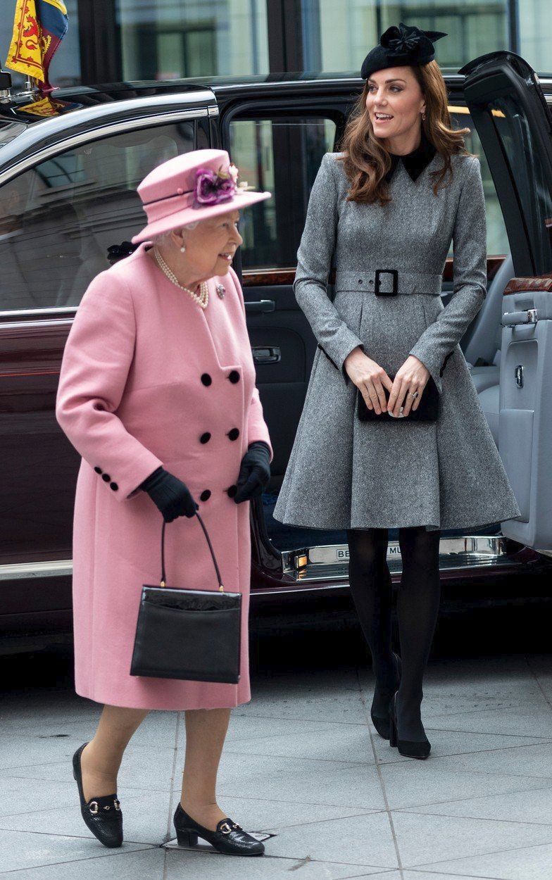 Královna s Kate otevíraly nové křídlo King’s College.