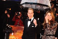 William a Kate v dešti kráčeli po červeném koberci kvůli Spielbergovi