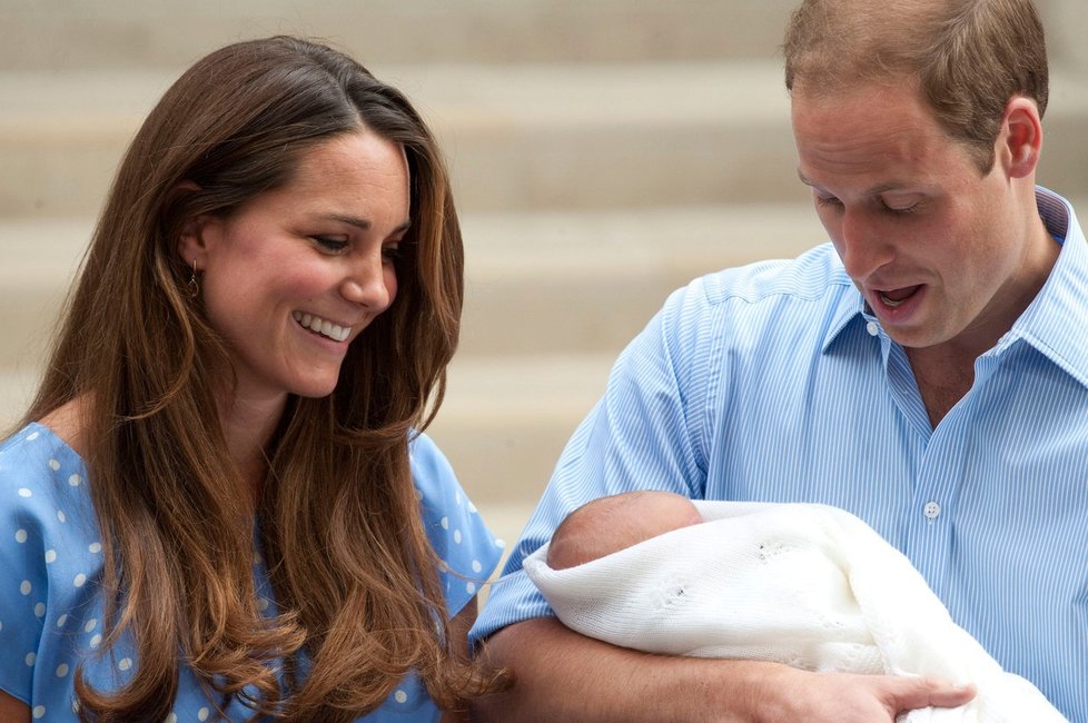 Kate s William představují veřejnosti prvorozeného syna, léto 2013.