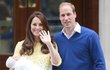 Kate s Williamem s malou Charlotte. Kate s Williamem s malou Charlotte.