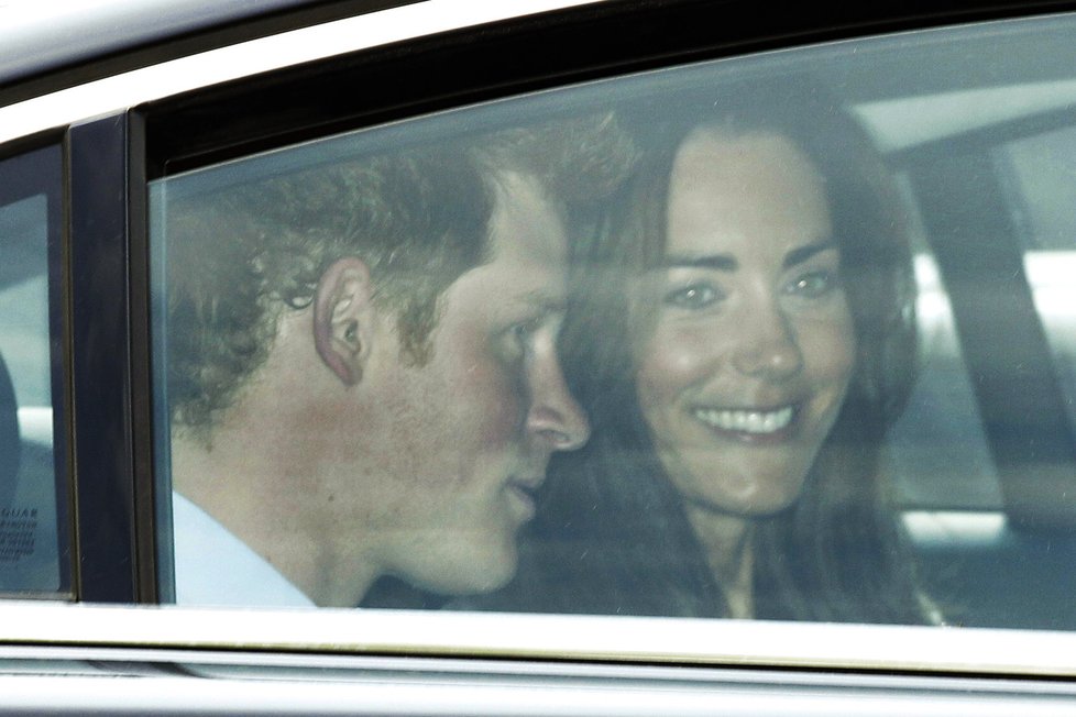 Kate Middleton Williamovým svědkem a bratrem princem Harrym opouští Westminsterské opatství po generálce na svatbu.