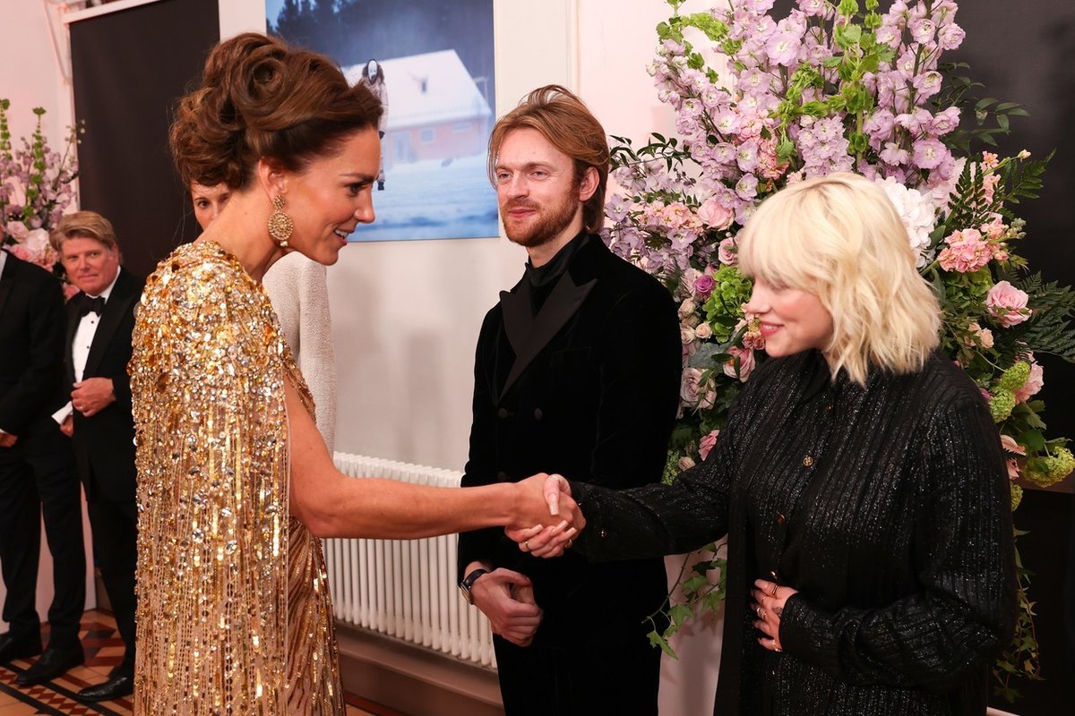 Kate Middleton a hudebnice Billie Eilish na premiéře bondovky No Time To Die.