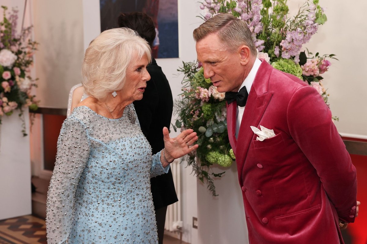 Camilla, vévodkyně z Cornwallu a britský herec Daniel Craig.