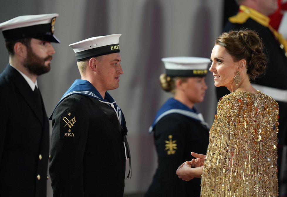 Členové britské královské rodiny na premiéře bondovky No Time to Die