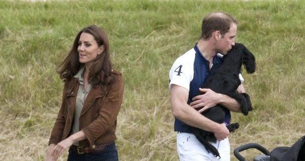 Princ William třímá v náruči psa Lupa