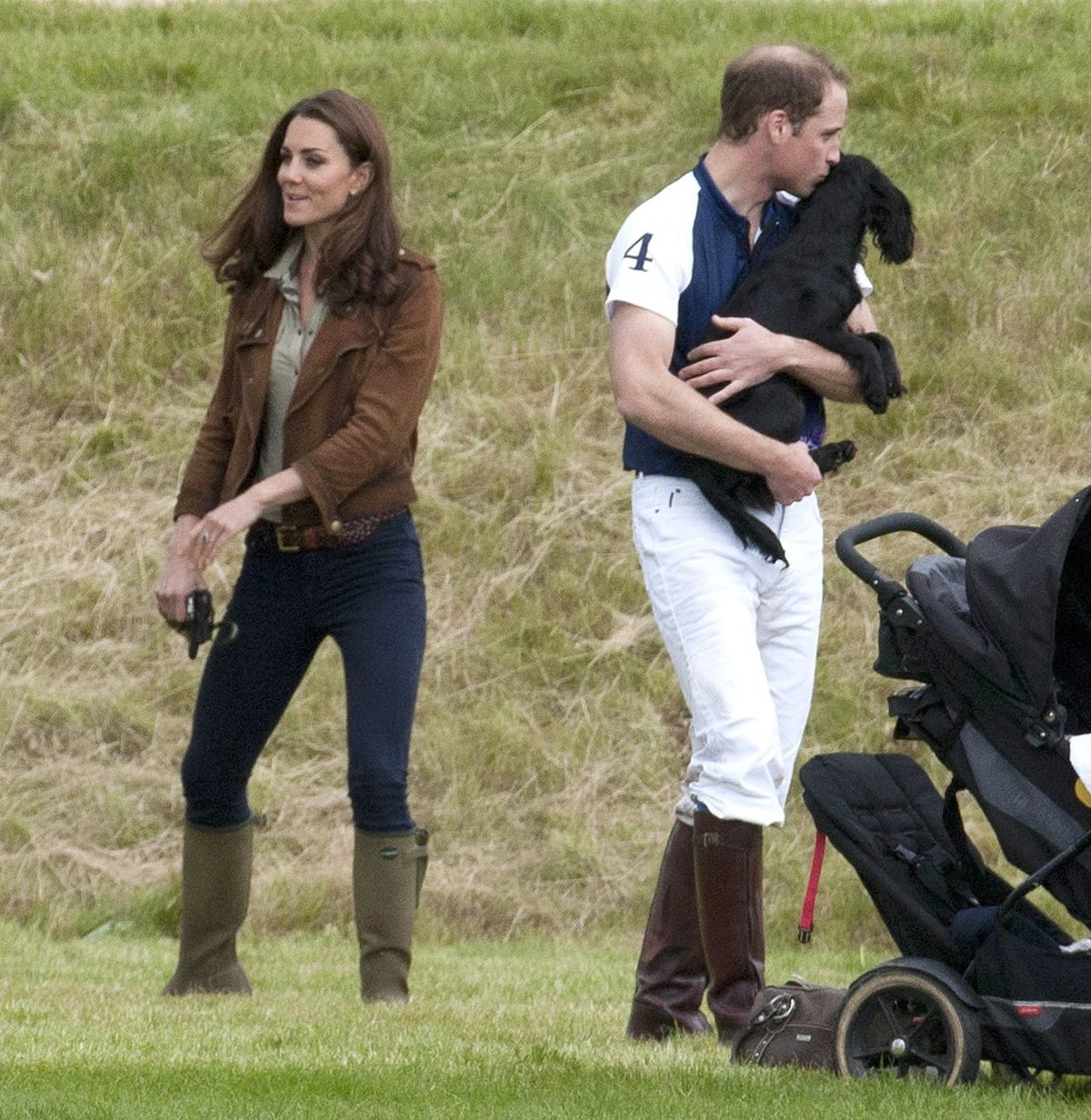Princ William třímá v náruči psa Lupa