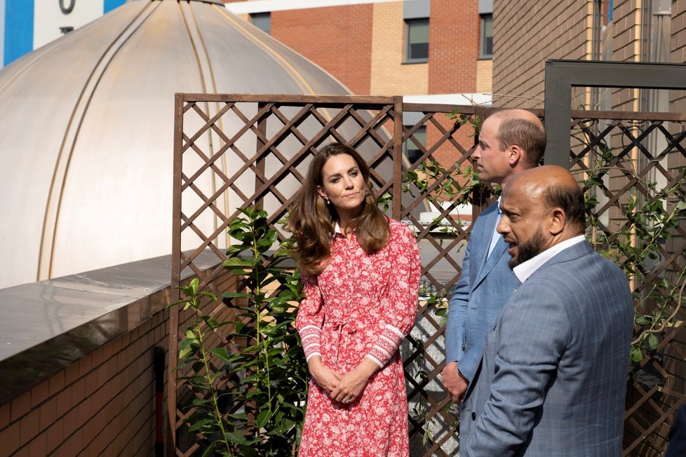 Kate Middletonová a princ William navštívili londýnskou mešitu a setkali se s dobrovolníky.