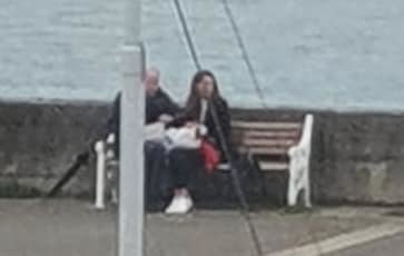 Rande Kate a Williama na lavičce v přístavu