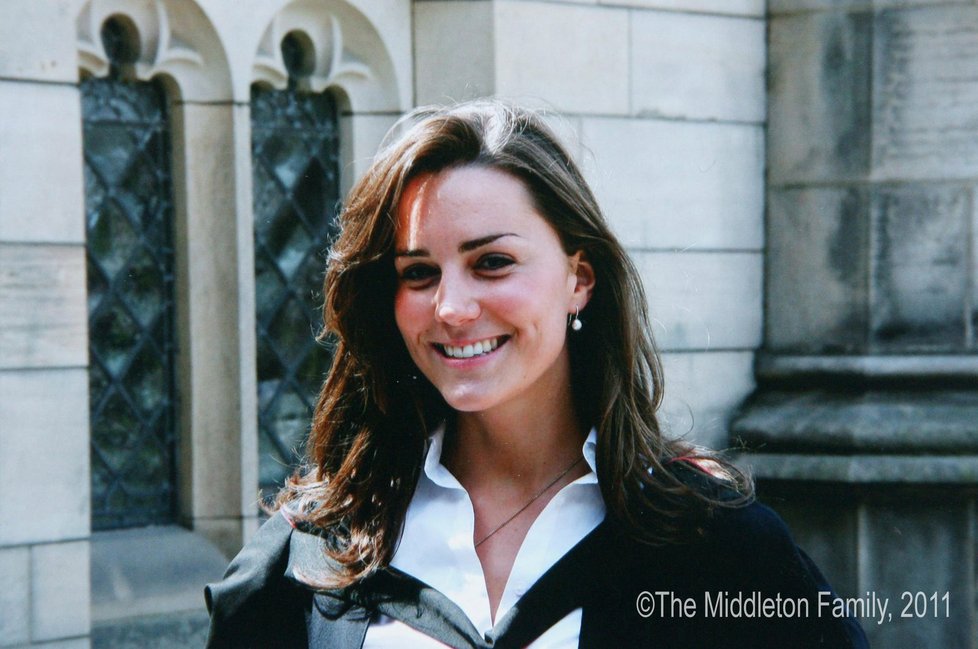 Červen 2005, šťastná absolventka University umění a přítelkyně prince Williama.