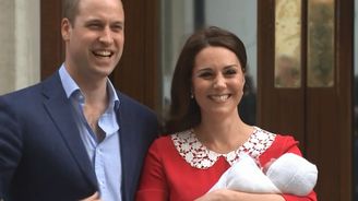 Vévodkyně Kate opustila porodnici v červených šatech!