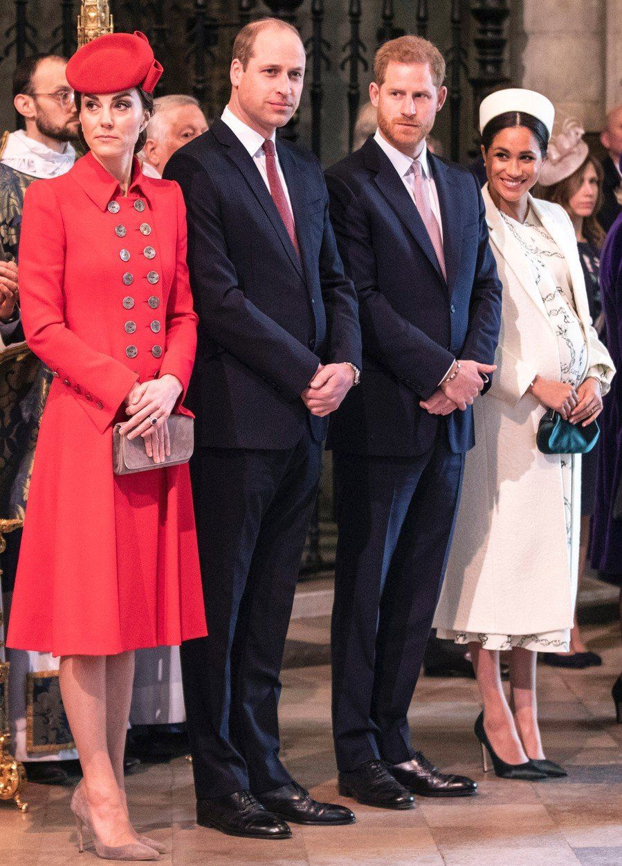 Princové William a Harry se svými manželkami