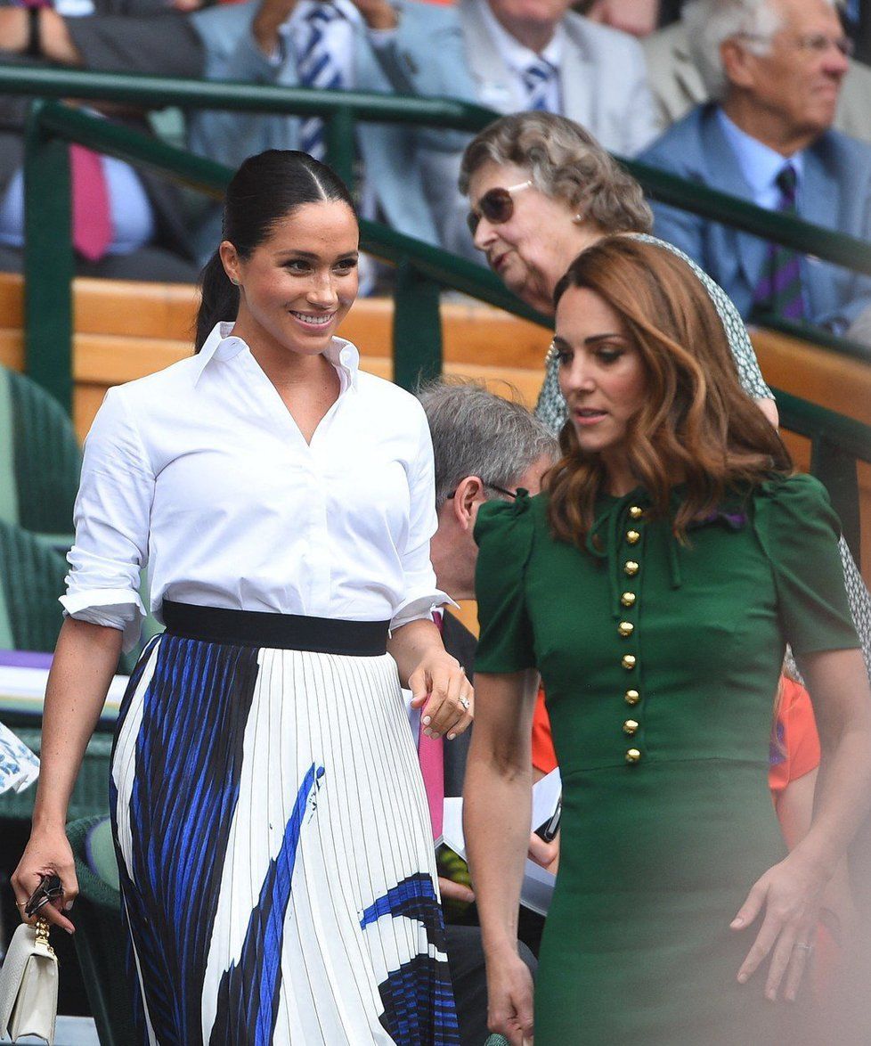 Ani vévodkyni Kate, ani Meghan se outfity na finále Wimbledonu moc nepovedly