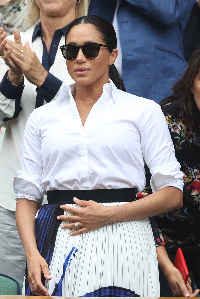 Vévodkyně Meghan v košili Givenchy a sukni  Hugo Boss