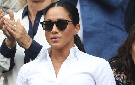 Vévodkyně Meghan v košili Givenchy a sukni  Hugo Boss