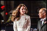 Kate Middleton předvedla v Londýně na premiéře filmu A Street Cat Named Bob své ukázkové nožky v krásných bílých šatech s velkým rozparkem