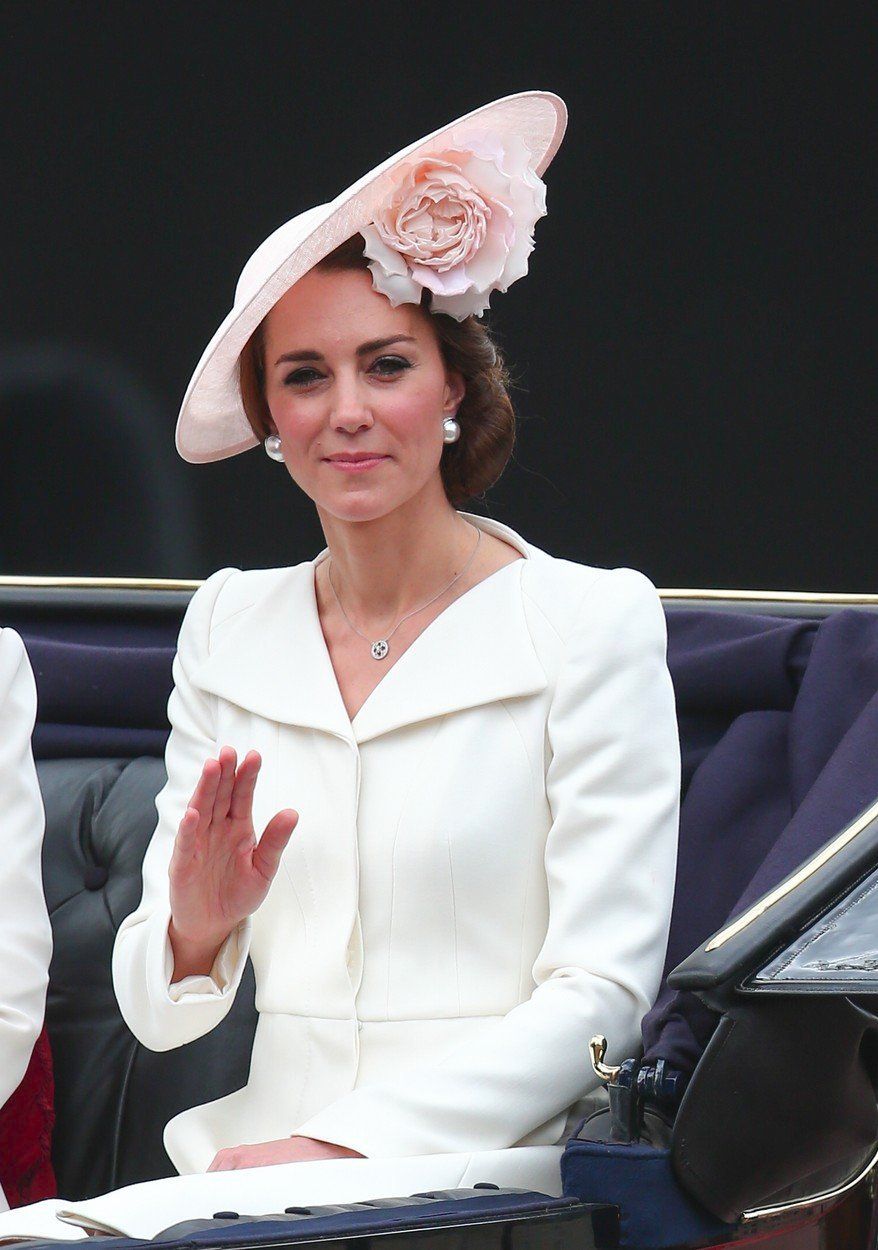 Také na slavnost Trooping the Colour se oblékla stejně.