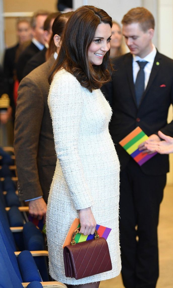 Kate Middleton v buklé šatech Alexander McQueen