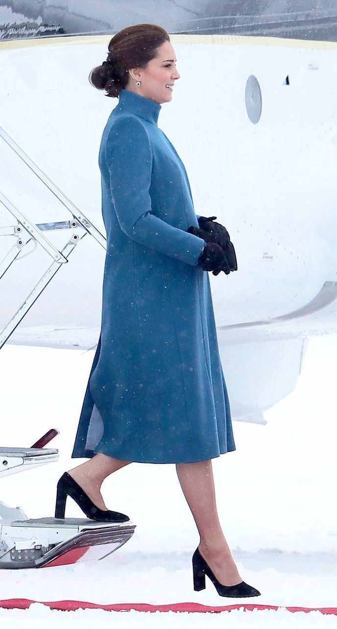 Kate Middleton v kabátě Catherine Walker a lodičkách Stuart Weitzman