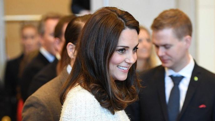 Kate Middleton v buklé šatech Alexander McQueen