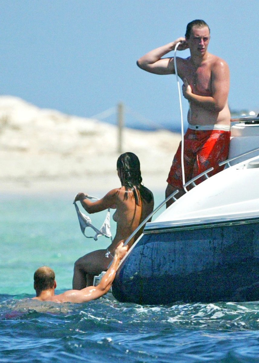 Pippa Middleton si sundavá plavky a princ plave kolem...
