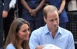 23. července Den po porodu George opouštěla Kate nemocnici s viditelným bříškem a s manželem Charlesem...